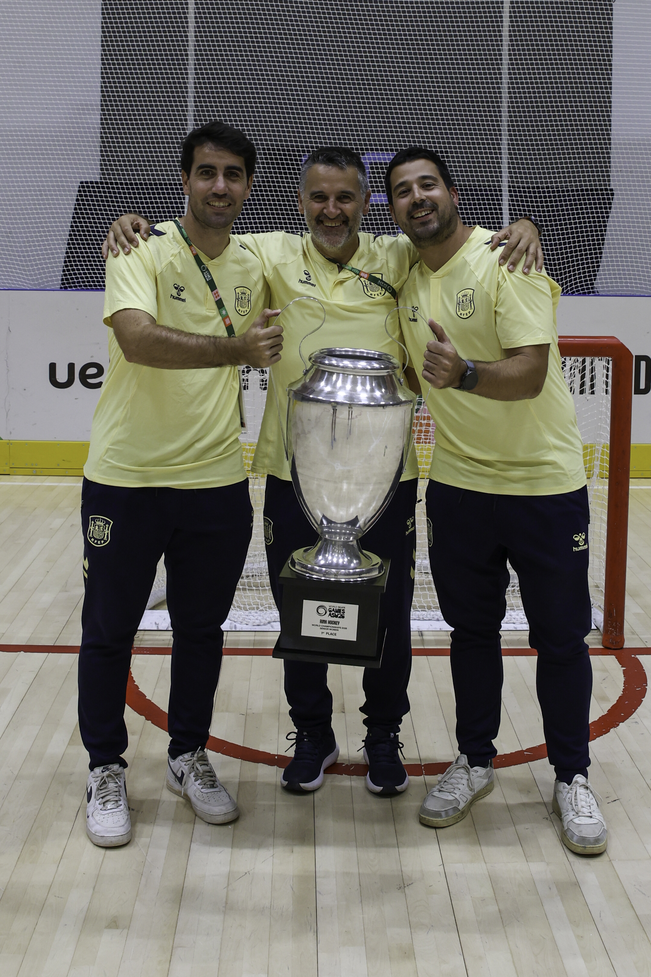 Los compañeros del Media Team con la copa.